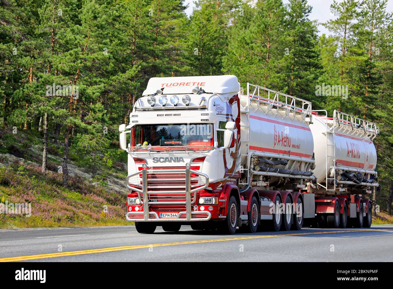 Scania Tank Truck Veljekset Finnilä Oy traina AI clienti i prodotti PER l'alimentazione animale A-Rehu dallo stabilimento di Koskenkorva. Ikaalinen, Finlandia. 8 agosto 2019. Foto Stock