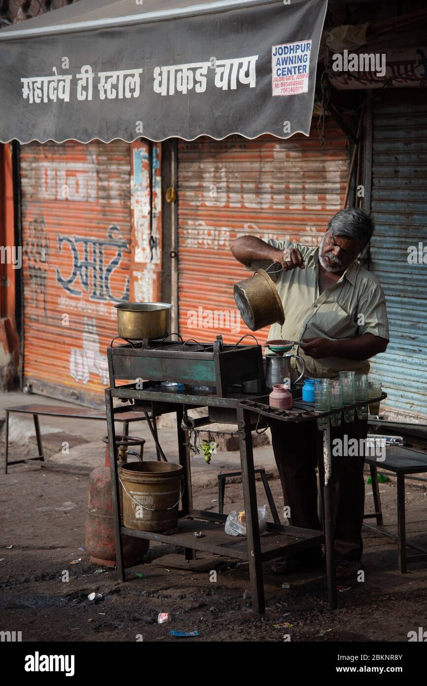 Chai wallah. Jodhpur, Rajasthan, India Foto Stock