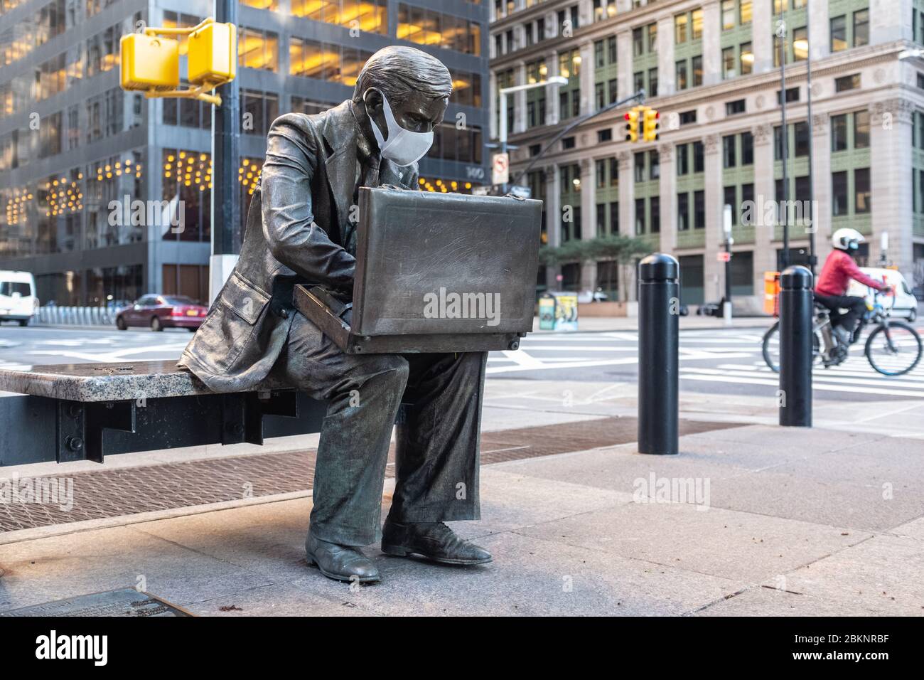 La scultura di uomo d'affari 'Double Check', di John Seward Johnson II,  indossando una maschera protettiva vicino al Parco Zuccotti durante la  pandemia COVID-19 Foto stock - Alamy