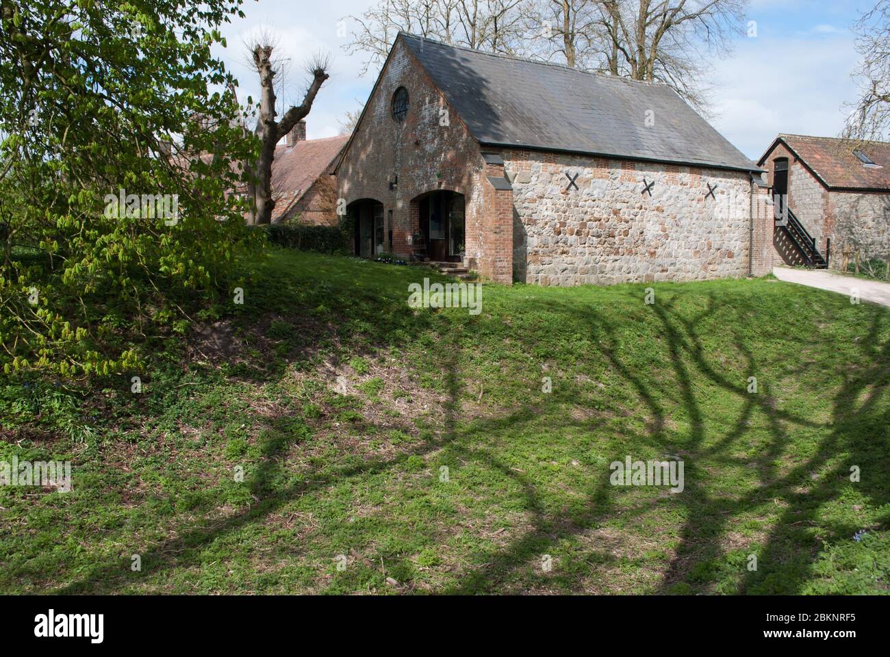 Rural Stone Farmhouse architettura conversione Moat Ditch Shadows in Avebury, Marlborough, Wiltshire Foto Stock