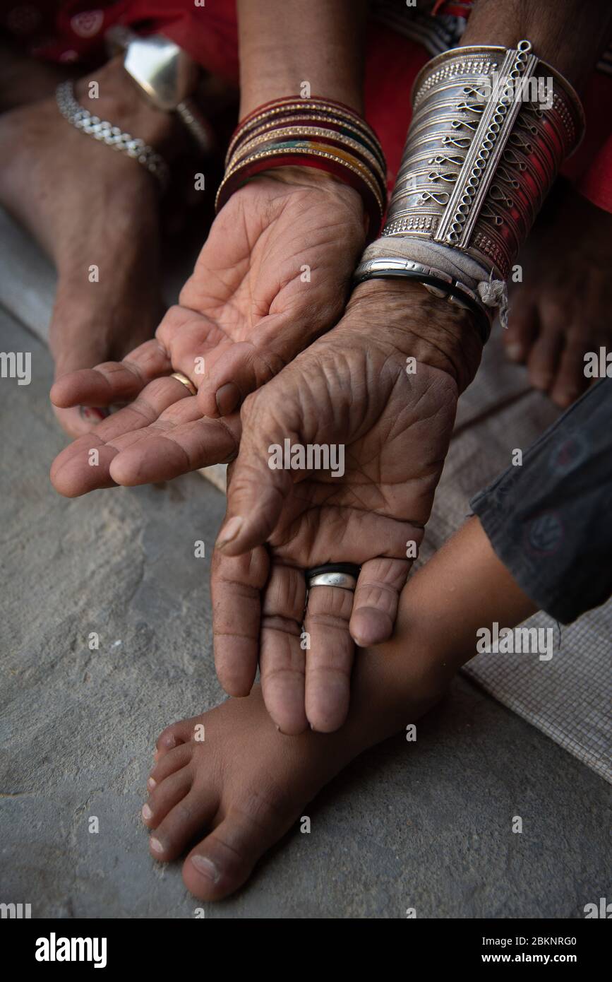 Rajasthani womens mani con tradizionale bracciali in argento di close-up Foto Stock