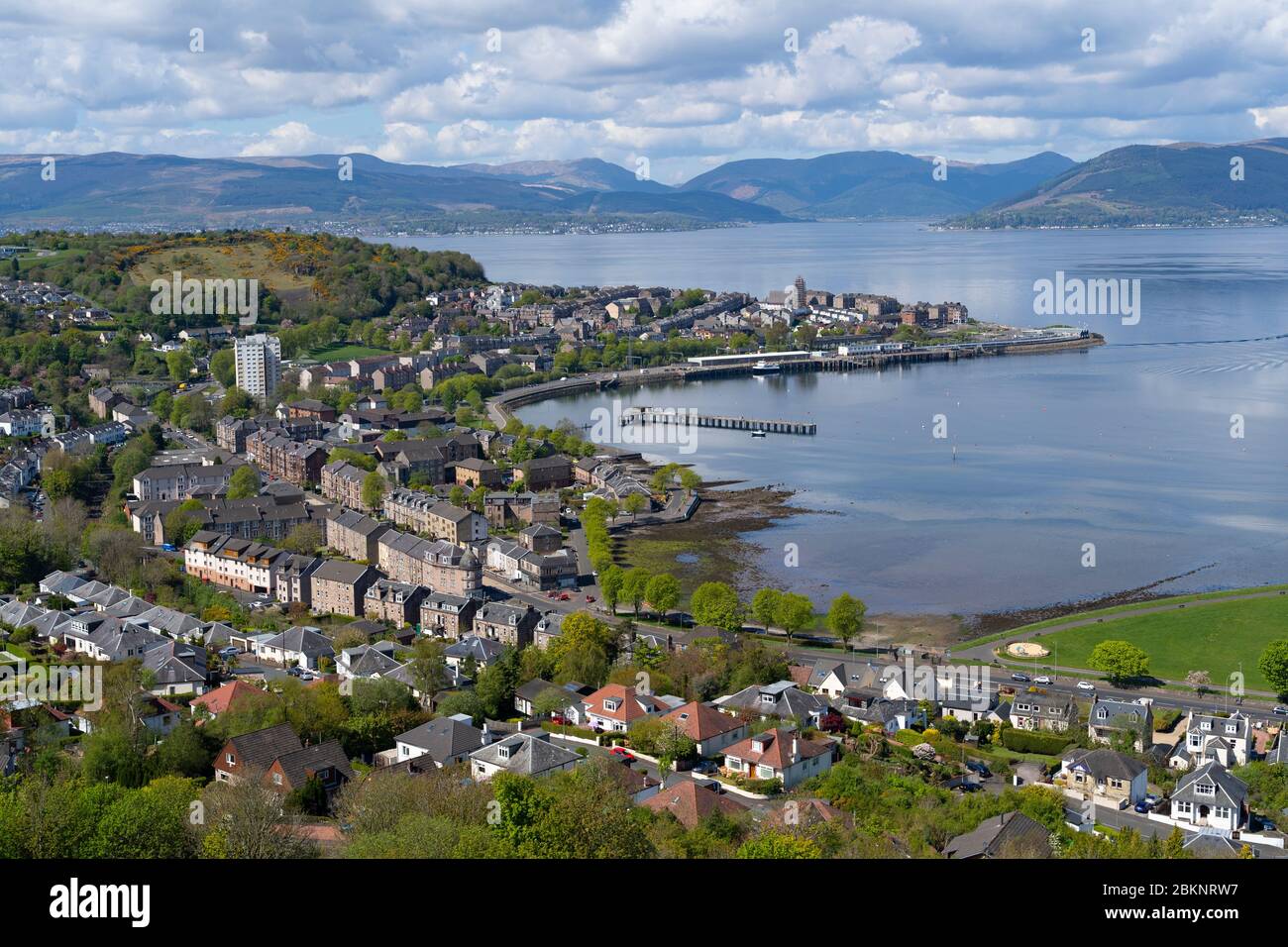 Vista elevata della città di Gourock sulla costa di Firth of Clyde a Inverclyde, Scozia, Regno Unito Foto Stock