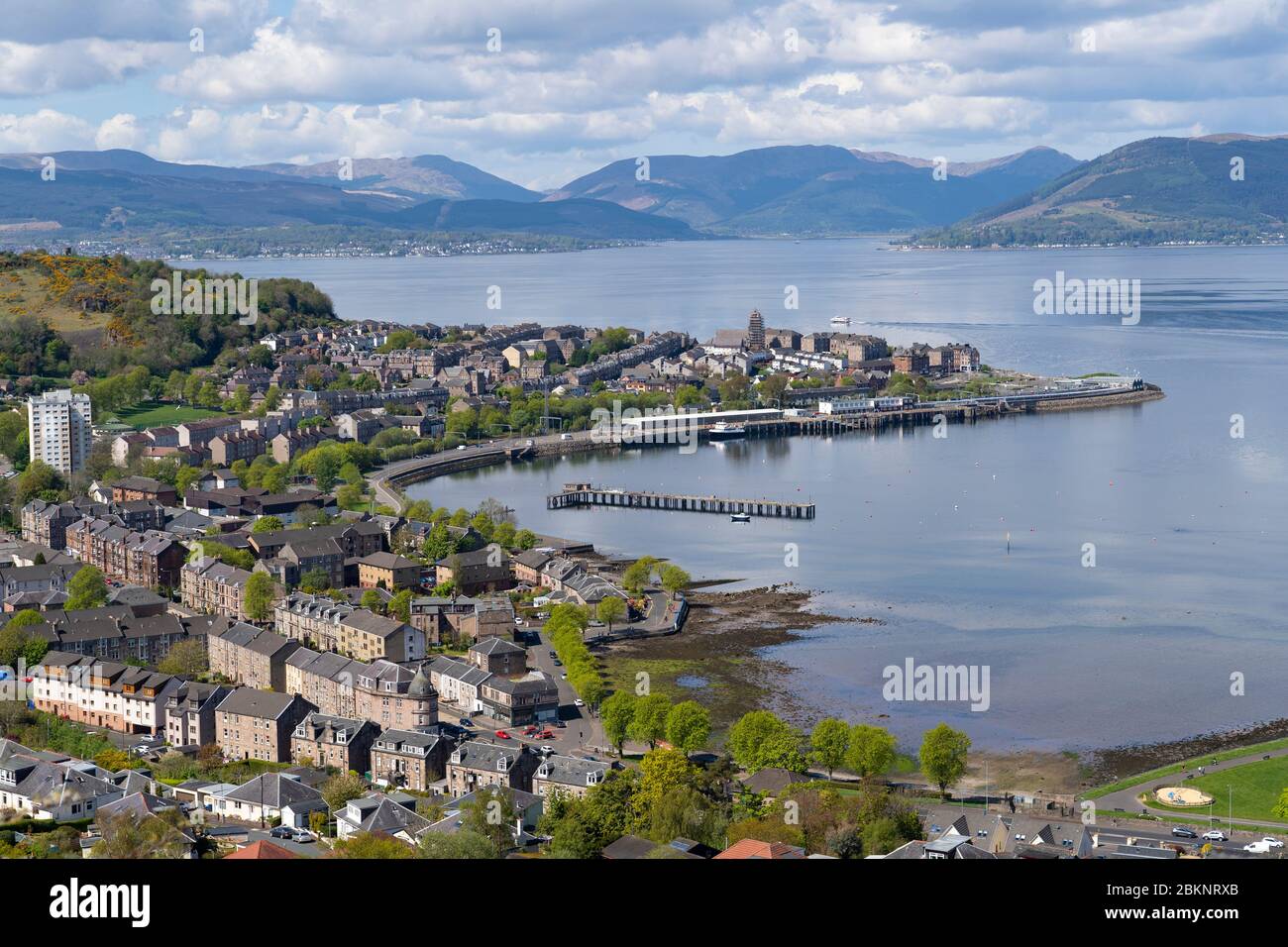 Vista elevata della città di Gourock sulla costa di Firth of Clyde a Inverclyde, Scozia, Regno Unito Foto Stock
