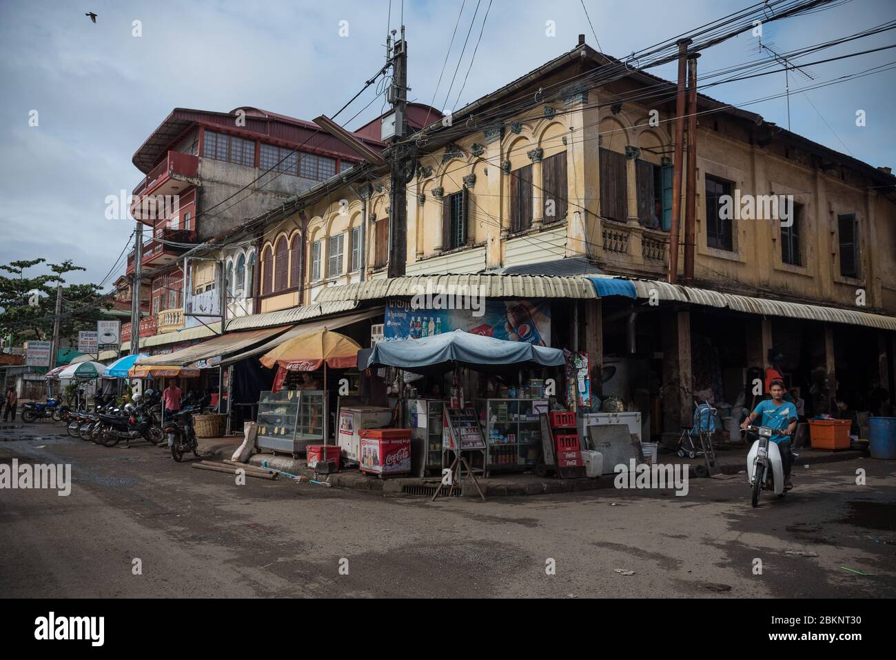 Angolo cambogiano strada dopo la pioggia. Kompong Cham, Cambogia Foto Stock