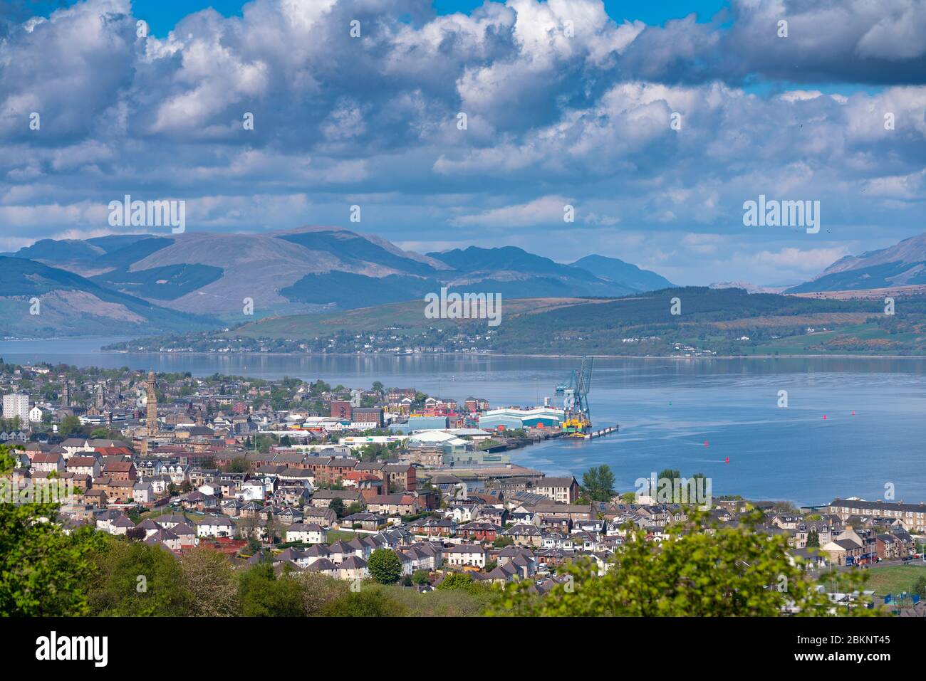 Vista elevata della città di Greenock sulla costa di Firth of Clyde a Inverclyde, Scozia, Regno Unito Foto Stock