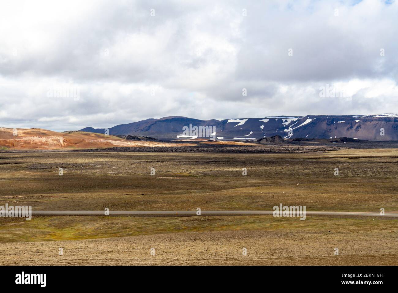 Vista dal cratere di viti verso l'area vulcanica di Leirhnjúkur e il campo lavico di Krafla, Islanda. Foto Stock