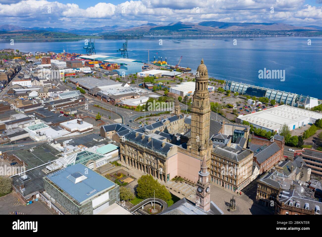 Vista elevata del centro di Greenock con torre di edificio municipale in primo piano, Inverclyde , Scozia, Regno Unito Foto Stock