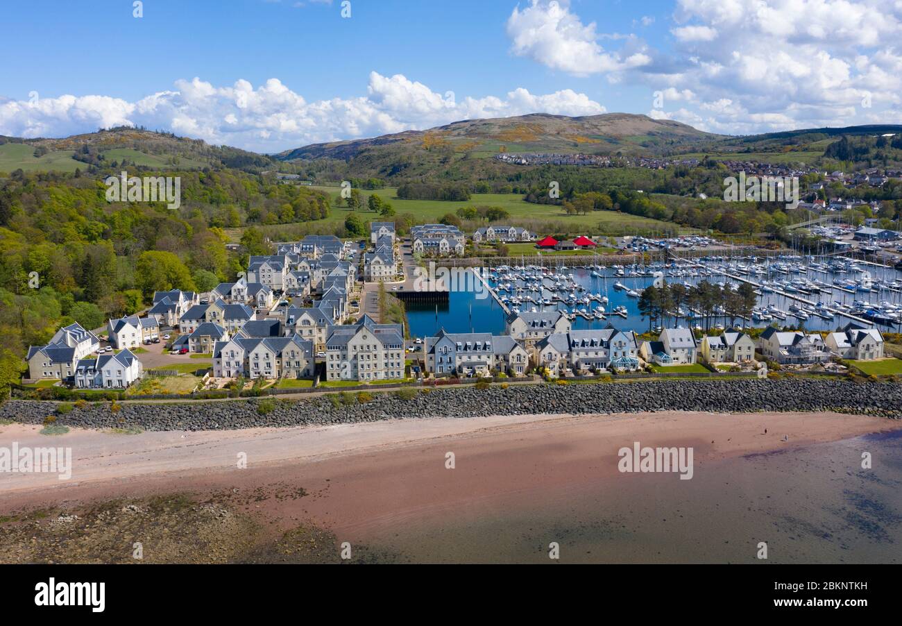 Vista aerea del porto turistico e dello sviluppo di alloggi di lusso a Kip Marina a Inverkip, Inverclyde, Scozia, Regno Unito Foto Stock