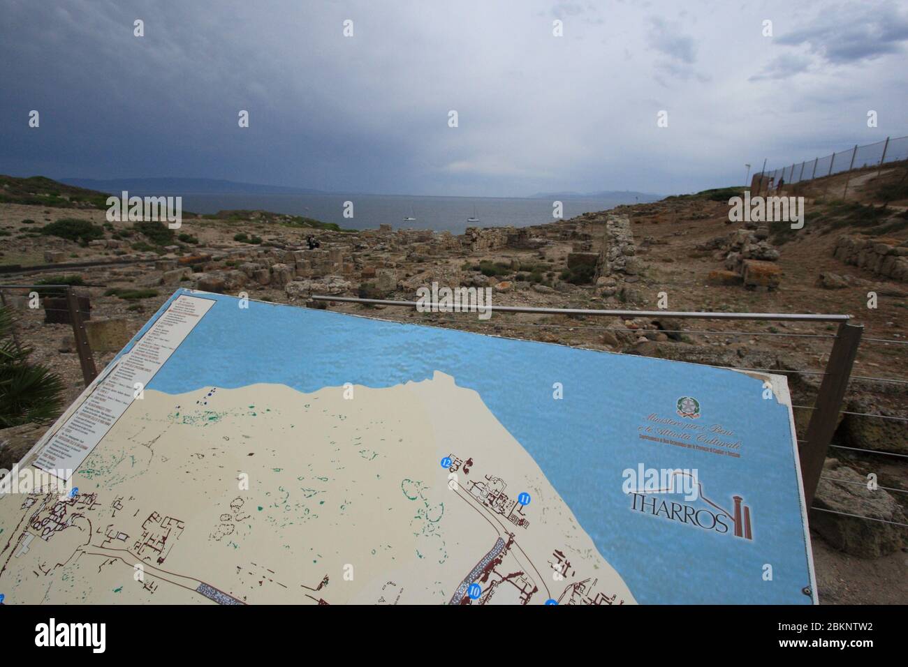 Cabras, Italia - 4 Luglio 2011: il sito archeologico di Tharros in provincia di Oristano Foto Stock