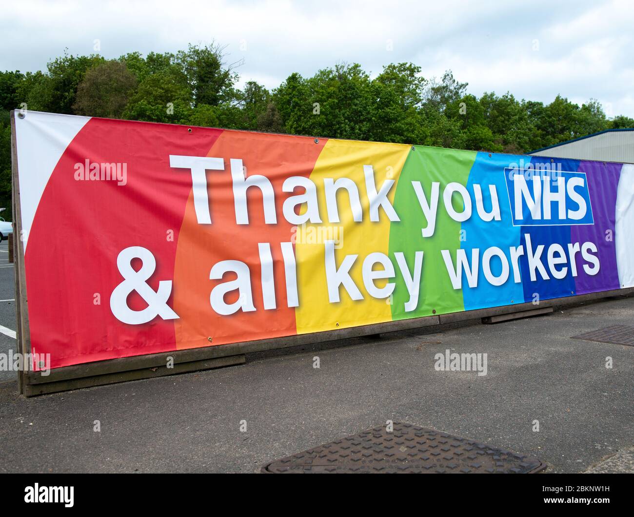 Grande bandiera arcobaleno colorato, in gratitudine a tutto il personale medico NHS e i keyworkers che stanno lavorando durante la crisi pandemica del Coronavirus britannico. Foto Stock