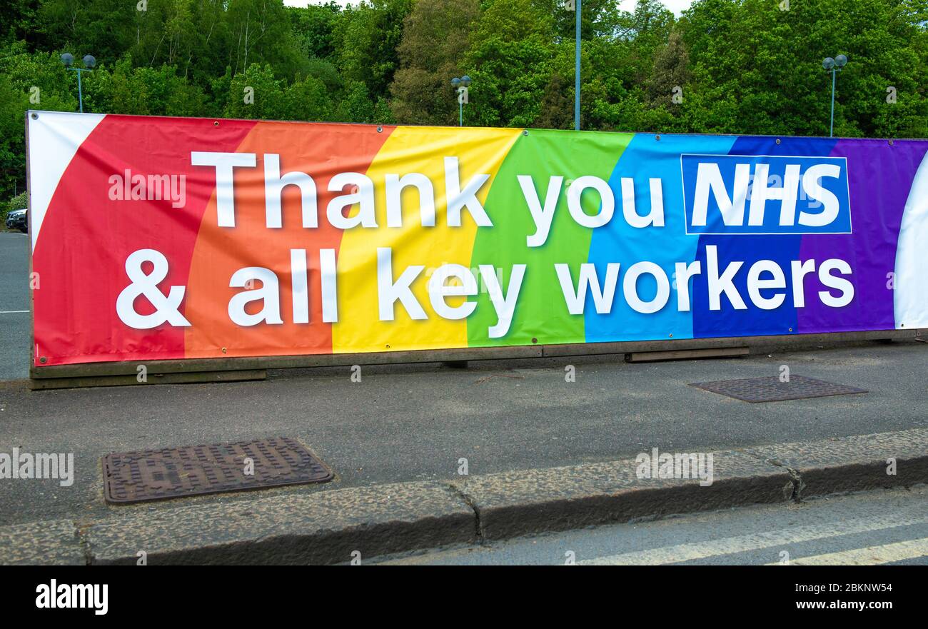 Grande bandiera arcobaleno colorato, in gratitudine a tutto il personale medico NHS e i keyworkers che stanno lavorando durante la crisi pandemica del Coronavirus britannico. Foto Stock
