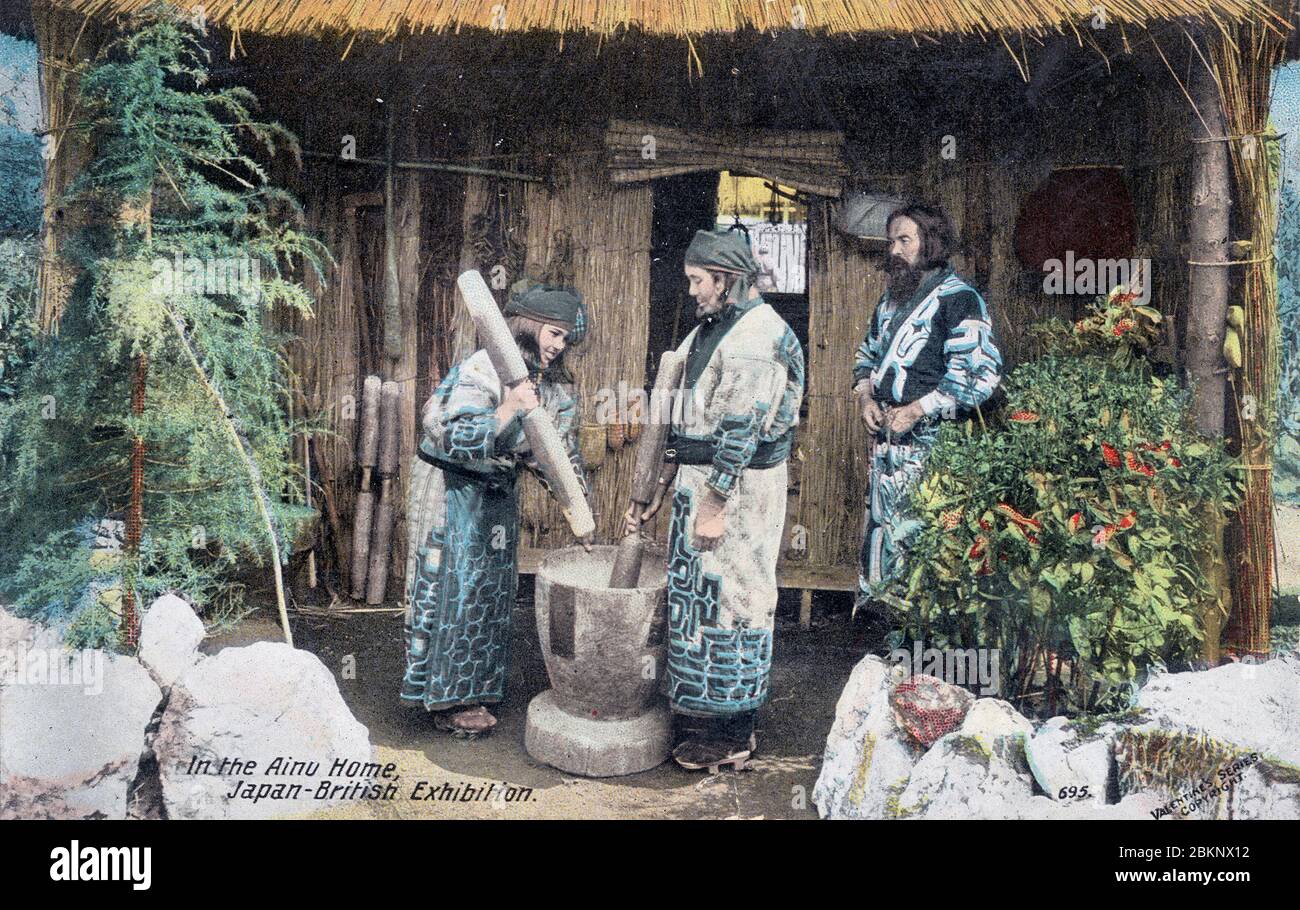 [ 1910 Giappone - Giappone-British Exhibition ] - Ainu Home alla Japan-British Exhibition a White City, Londra in Gran Bretagna. Si è tenuto dal 14 maggio al 29 ottobre 1910 (Meiji 43). La mostra ha lo scopo di consolidare i legami tra il Regno Unito e il Giappone, migliorare l’immagine del Giappone come paese sviluppato e migliorare il commercio tra i due paesi. Si è trattato della più grande esposizione internazionale del Giappone fino ad oggi e ha attirato 2,271 espositori giapponesi e oltre 8 milioni di visitatori. cartolina vintage del xx secolo. Foto Stock