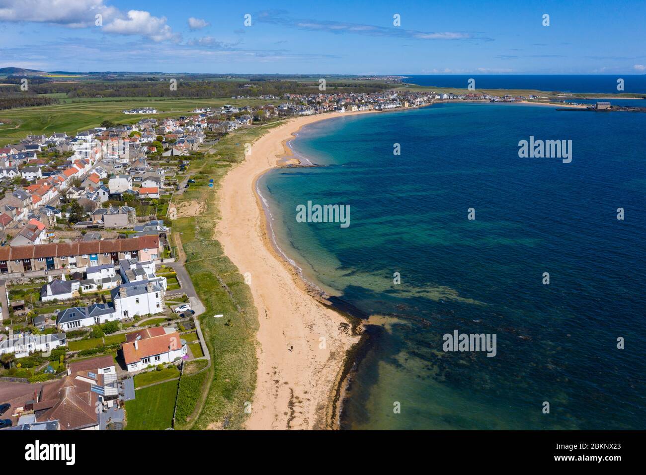 Vista aerea dei villaggi di Earlsferry e Elie a East Neuk di Fife, durante il blocco Covid-19, Scozia, Regno Unito Foto Stock