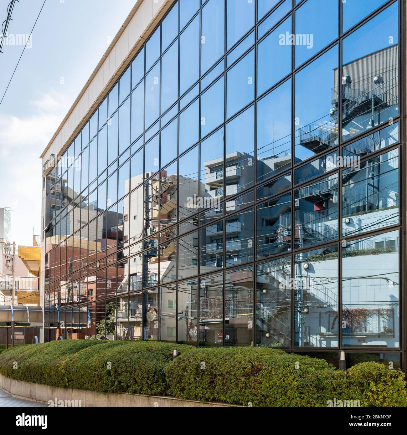 Edifici riflessi in Glass Office, Tokyo, Giappone Foto Stock