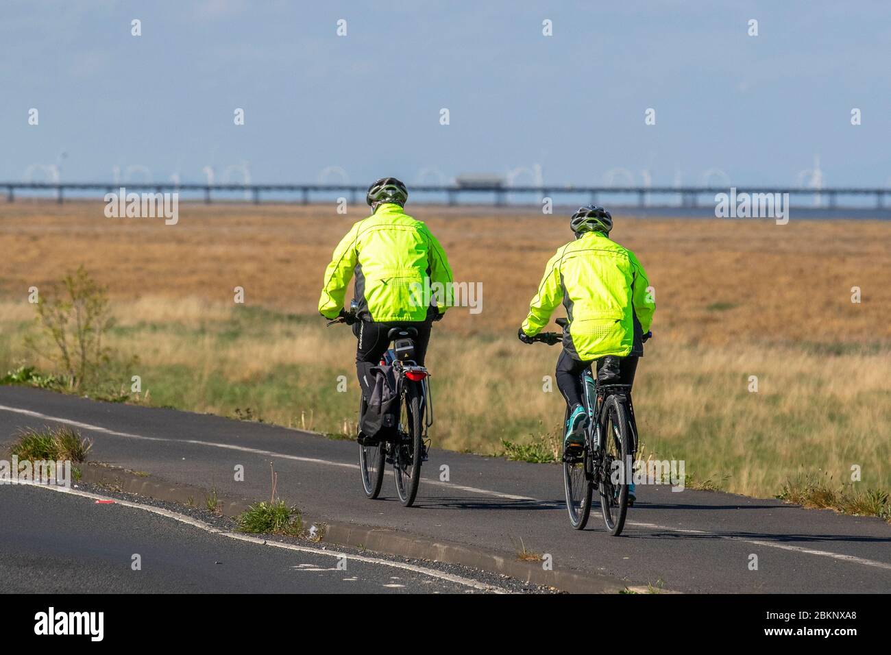 Southport, Merseyside. Meteo Regno Unito. 5 maggio 2020. Il sole è frizzante in una giornata primaverile nel resort, mentre i residenti locali si allenano alla luce sotto le regole del coronavirus sul sentiero costiero RSPB Ristuario Ribble. Credit: MediaWorldImages/AlamyLive News. Foto Stock