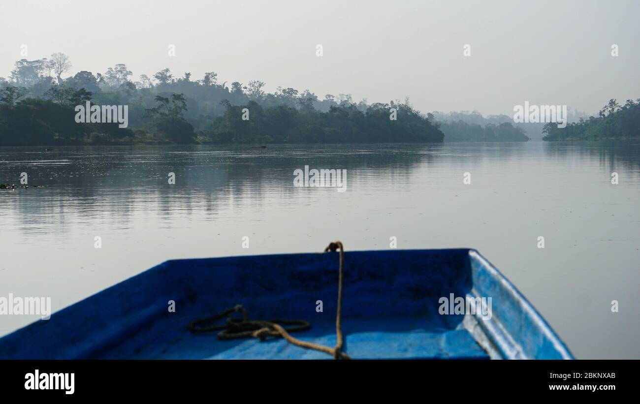 Una barca che attraversa Rio Indio in Nicaragua, parte della riserva biologica Indio Maiz. Un'area rurale senza accesso alla strada. Foto Stock