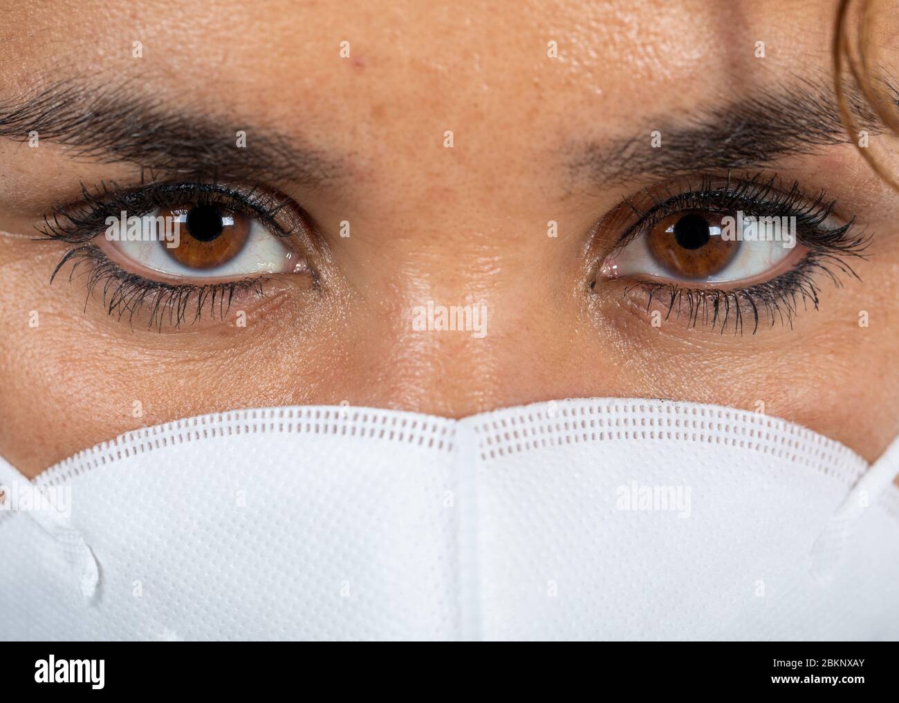 Ritratto ravvicinato di una donna con febbre che indossa una maschera per la bocca Foto Stock