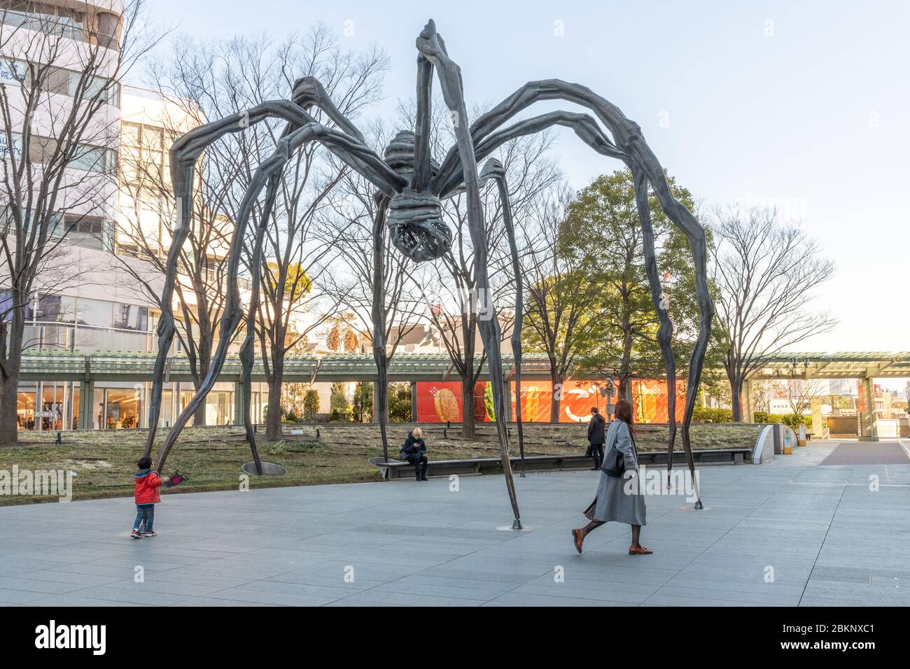 Statua del ragno al complesso di uffici Roppongi Hills, Tokyo, Giappone Foto Stock