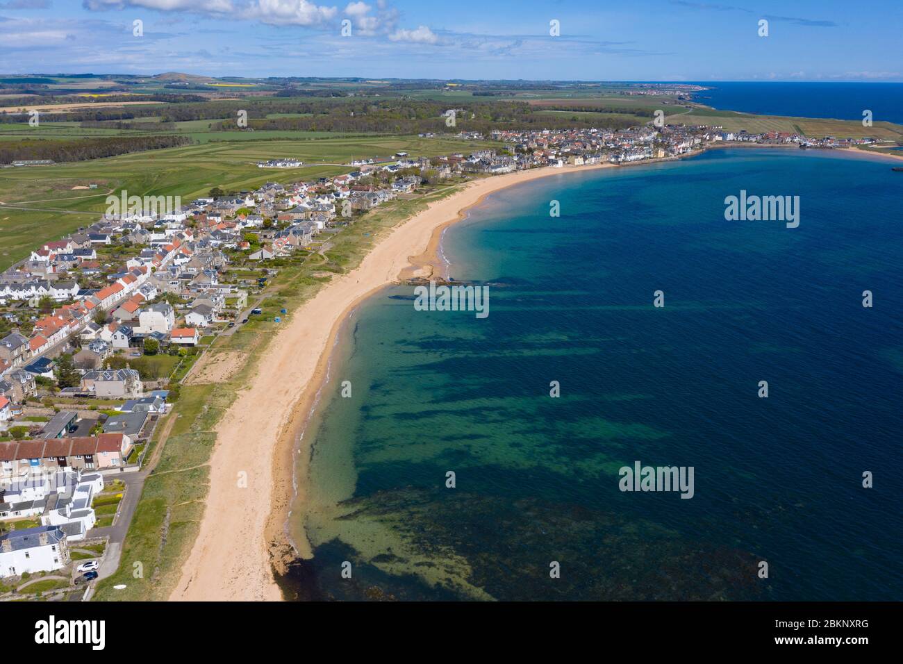 Vista aerea dei villaggi di Earlsferry e Elie a East Neuk di Fife, durante il blocco Covid-19, Scozia, Regno Unito Foto Stock