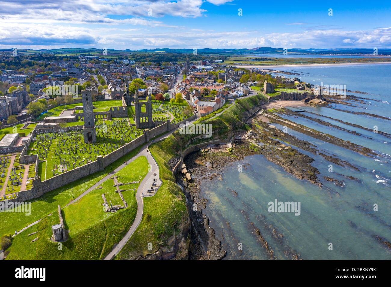 Veduta aerea della Cattedrale di St Andrews e della città di St Andrews , Fife, Scozia, Regno Unito Foto Stock Veduta aerea della Cattedrale di St Andrews e della città di St Andrews , Fife, Scozia, Regno Unito Foto Stock