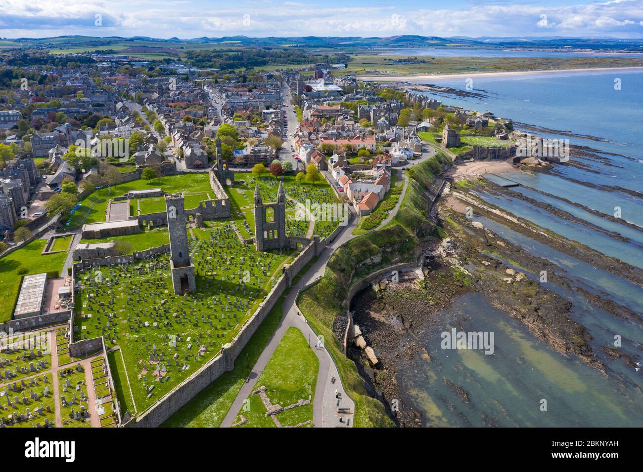 Veduta aerea della Cattedrale di St Andrews e della città di St Andrews , Fife, Scozia, Regno Unito Foto Stock Veduta aerea della Cattedrale di St Andrews e della città di St Andrews , Fife, Scozia, Regno Unito Foto Stock