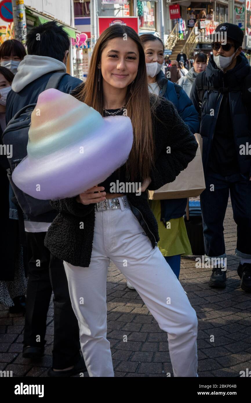 Stick di Candy Floss per ragazza, Tokyo Giappone Foto Stock