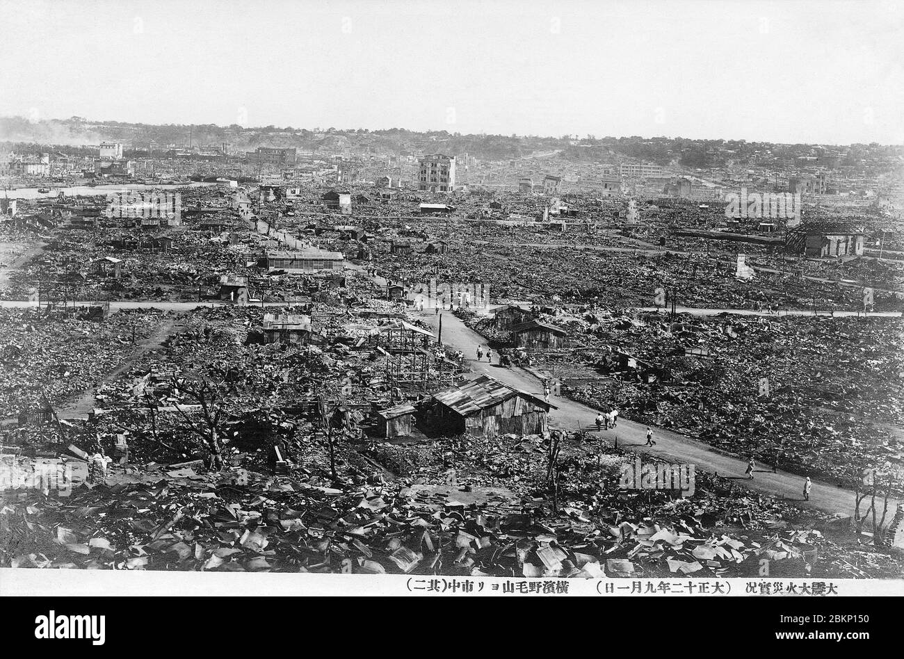 [ 1920 Giappone - Yokohama distrutto dal Grande terremoto di Kanto ] - le rovine di Yokohama dopo il Grande terremoto di Kanto del 1 settembre 1923 (Taisho 12). Il fotografo ha preso questa foto sobrida NOGE-Yama. Il terremoto, con una magnitudine stimata tra il 7.9 e il 8.4 sulla scala Richter, devastò Tokyo, la città portuale di Yokohama, prefetture circostanti di Chiba, Kanagawa e Shizuoka, e ha causato oltre 140,000 vittime. Foto numero 2 di 4. cartolina vintage del xx secolo. Foto Stock