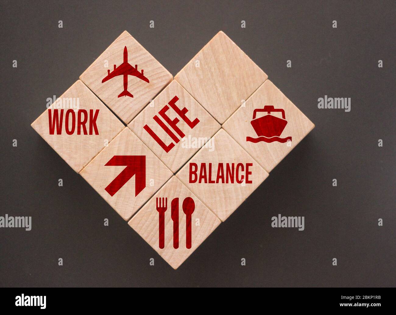 Cubi di legno con parole su di loro: Equilibrio vita del lavoro e icone. Business e godere di scelta e concetto di priorità Foto Stock