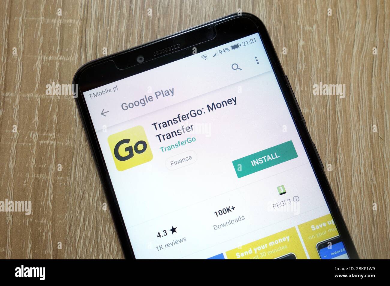 TransferGo: Applicazione Money Transfer sul sito Web di Google Play Store visualizzata sullo smartphone Foto Stock