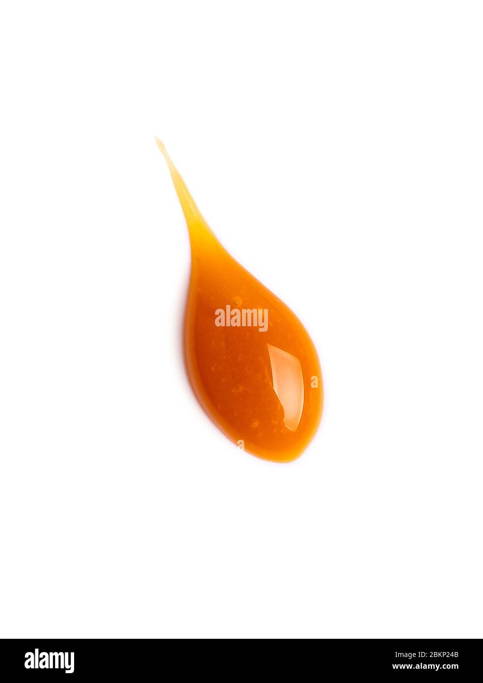 Dolce salsa di caramello goccia isolato su sfondo bianco Vista dall'alto o piatto. Goccia di caramello isolata su bianco con percorso di ritaglio. Foto Stock