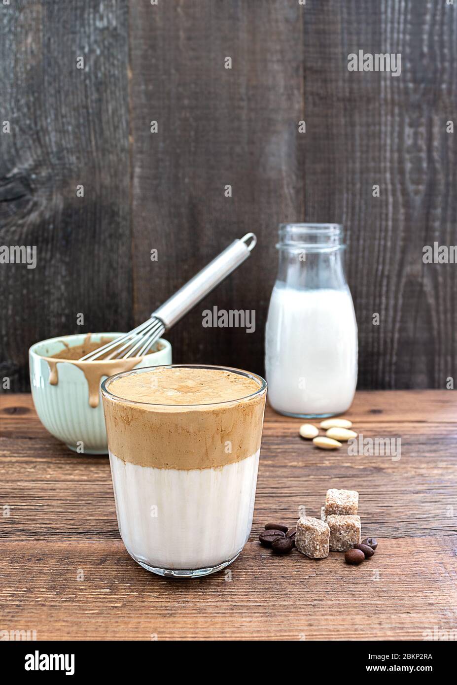 Bevanda coreana di caffè da montare fatta in casa Dalgona dal latte di  mandorla e zucchero di canna Foto stock - Alamy