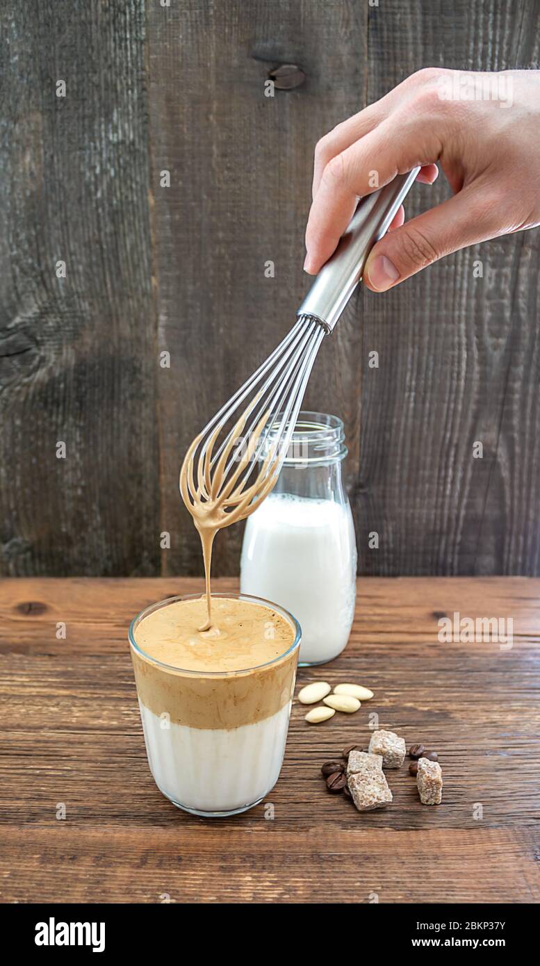 Bevanda coreana di caffè da montare fatta in casa Dalgona dal latte di  mandorla e zucchero di canna Foto stock - Alamy