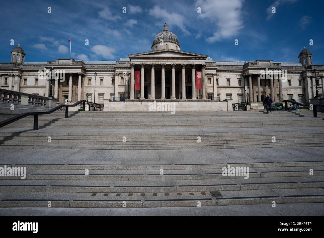 I marcatori di misurazione imperiali sono incorporati sui gradini che portano alla National Portrait Gallery a Trafalgar Square a Londra mentre il Regno Unito continua a bloccarsi per contribuire a frenare la diffusione del coronavirus. Foto Stock