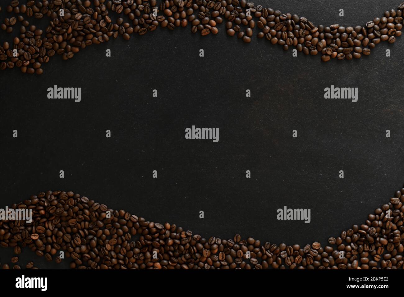 chicchi di caffè su ardesia rustica sfondo forma d'onda Foto Stock