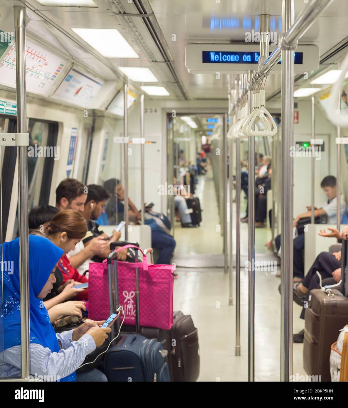 SINGAPORE - Jan 13, 2017: passeggeri in Singapore Mass Rapid Transit (MRT) treno. La MRT ha 102 stazioni ed è il secondo più antico sistema di metropolitana in modo Foto Stock