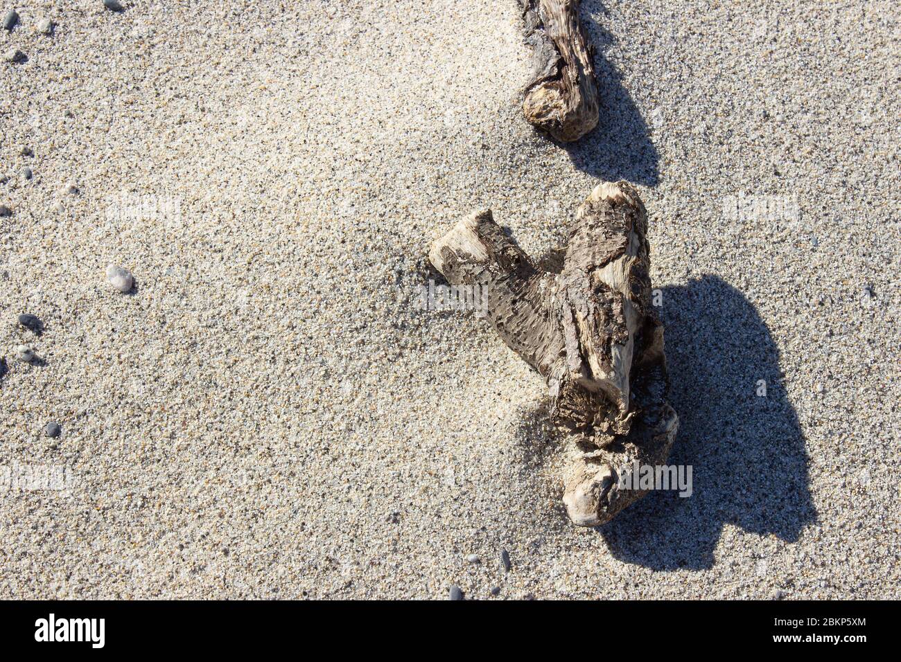 Sabbia e legno sulla spiaggia di Soverato, città dell'Italia meridionale Foto Stock