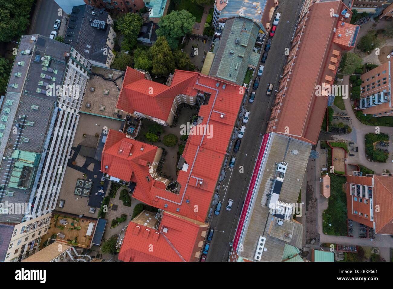Vista ad occhio di uccello di una via Malmo e di edifici con tetti rossi. Foto Stock