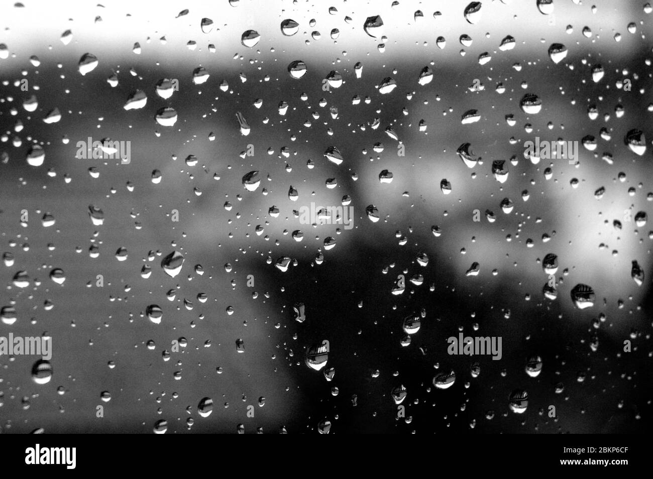 Sullo sfondo le gocce di pioggia sulla finestra Foto Stock