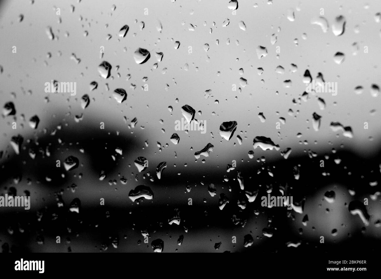 Sullo sfondo le gocce di pioggia sulla finestra Foto Stock