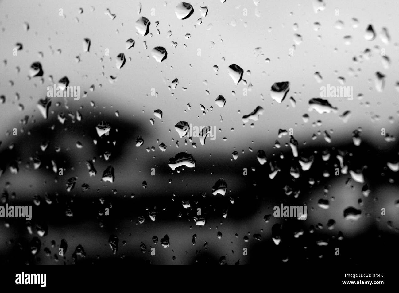 Sullo sfondo le gocce di pioggia sulla finestra Foto Stock