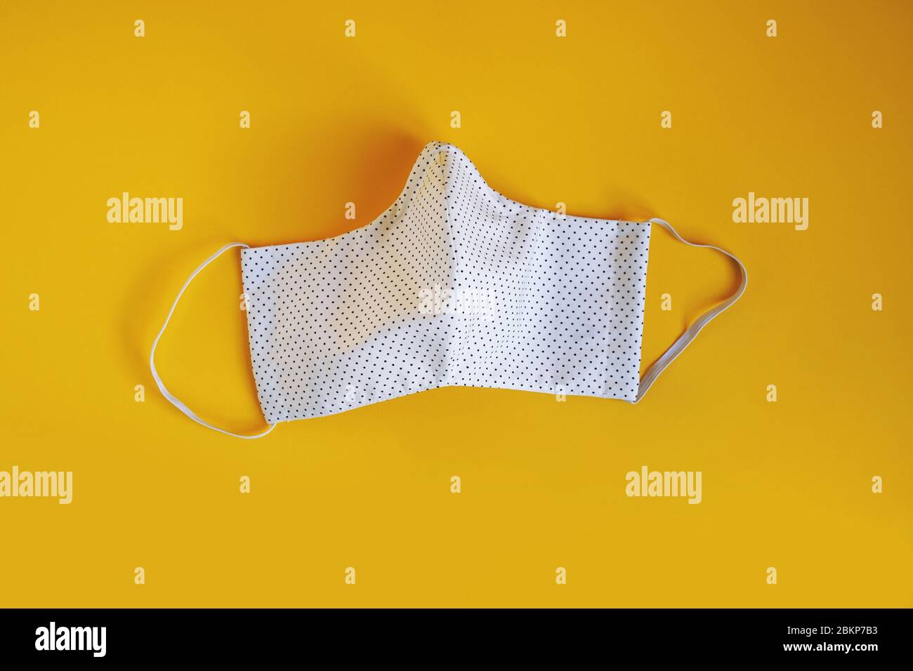 maschera facciale protettiva quotidiana riutilizzabile e lavabile - accessorio di moda e protezione contro l'inquinamento corona e altre malattie infettive presenti nell'aria Foto Stock