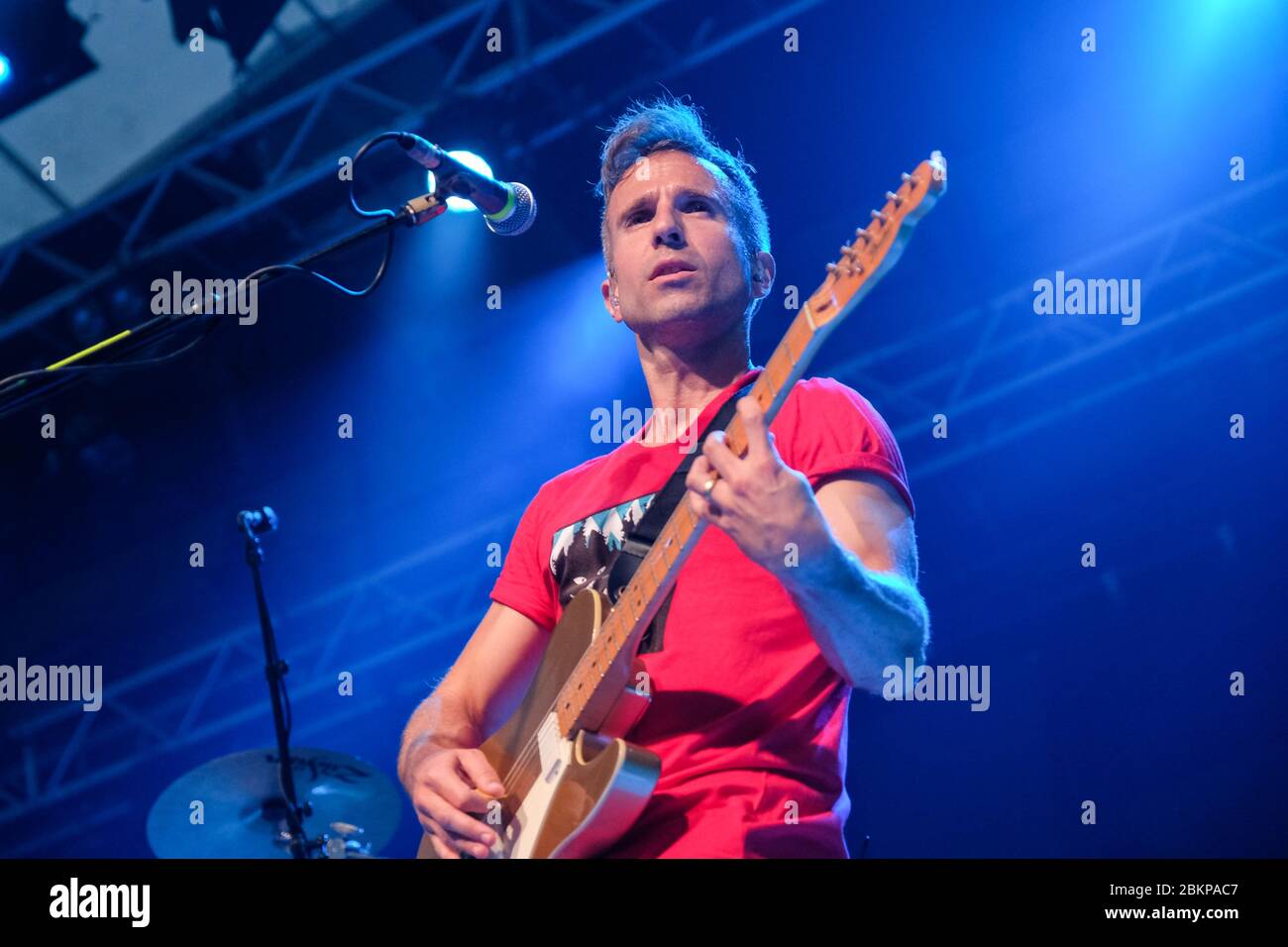 Cantante Irwin Sparkes of the Hoosiers, mentre la band si esibisce presso Llangollen International Musical Eisteddfod in Galles. Foto Stock