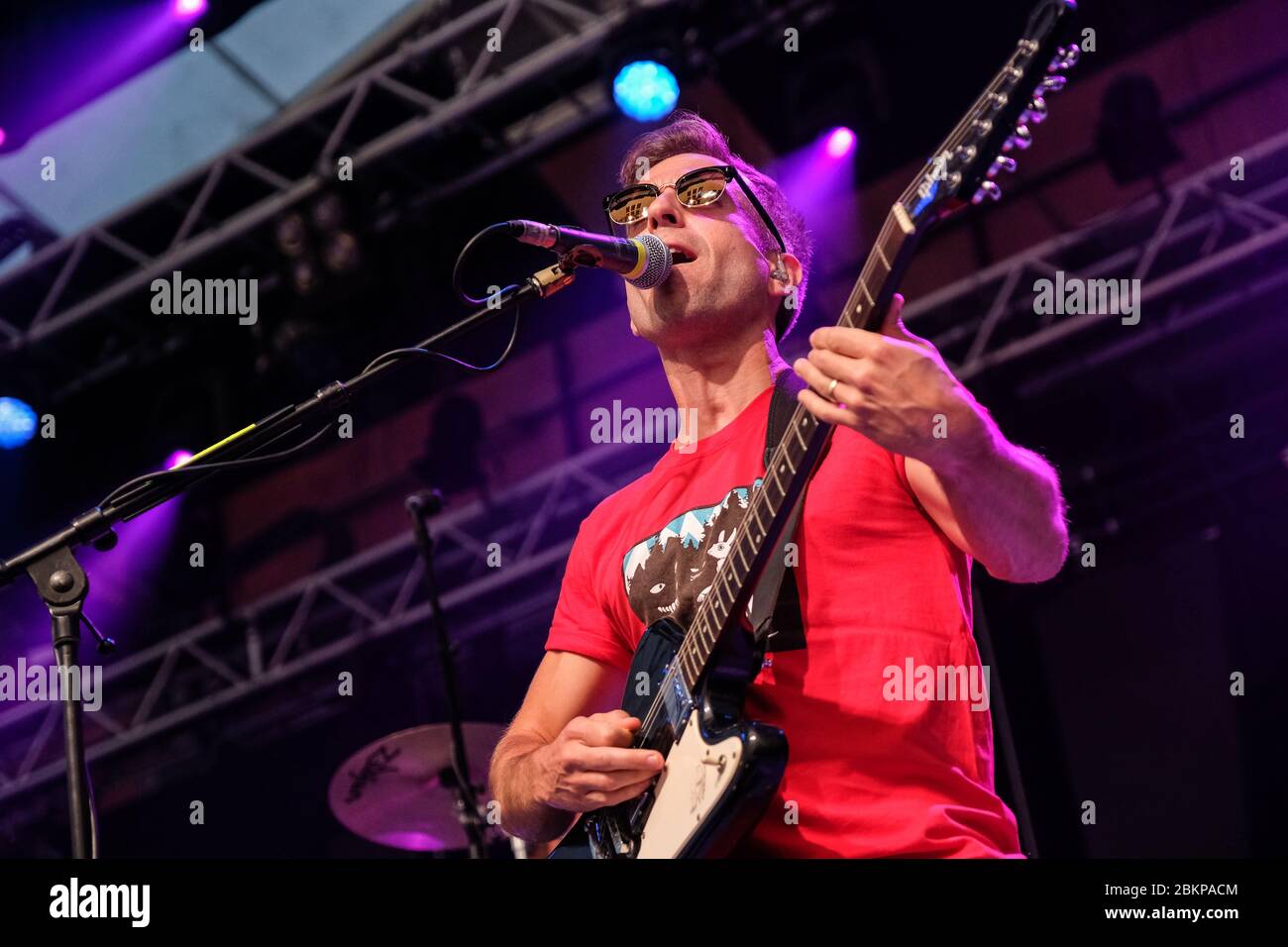 Cantante Irwin Sparkes of the Hoosiers, mentre la band si esibisce presso Llangollen International Musical Eisteddfod in Galles. Foto Stock
