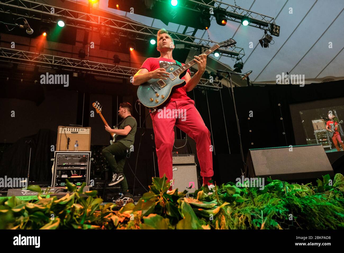 Cantante Irwin Sparkes of the Hoosiers, mentre la band si esibisce presso Llangollen International Musical Eisteddfod in Galles. Foto Stock