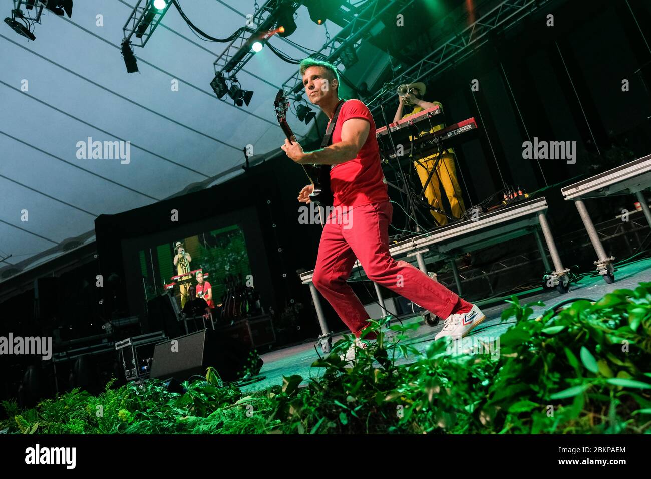 Cantante Irwin Sparkes of the Hoosiers, mentre la band si esibisce presso Llangollen International Musical Eisteddfod in Galles. Foto Stock