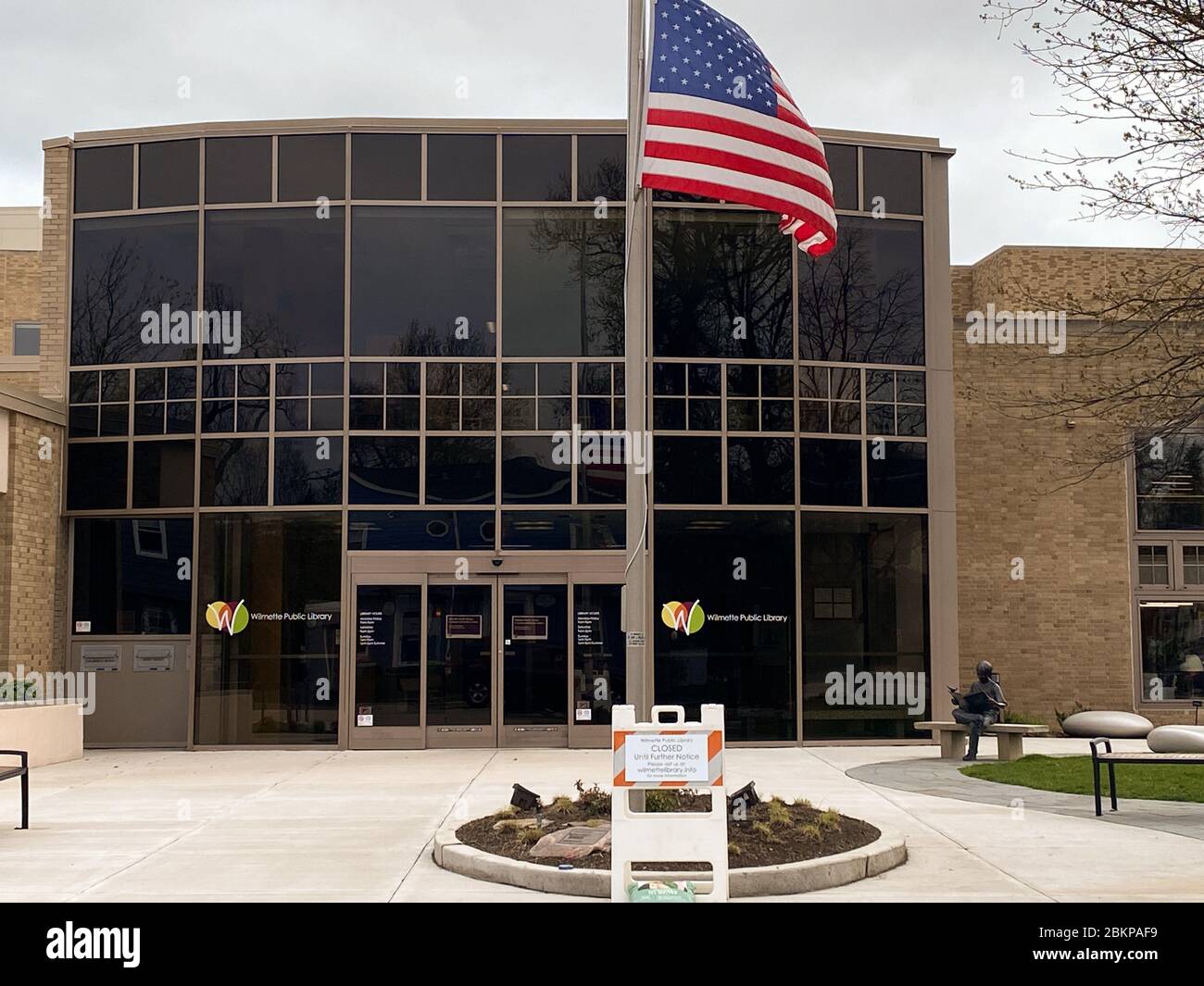 L'edificio della biblioteca pubblica rimane chiuso durante la pandemia di Coronavirus, a causa di un riparo in ordine per lo stato dell'Illinois. Foto Stock