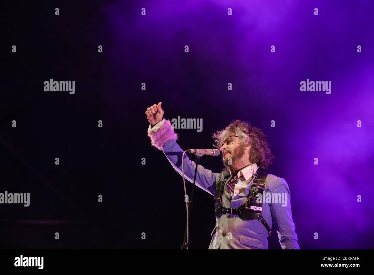 Il cantante Wayne Coyne dei Flaming Lips, mentre la band si esibisce al Bluedot Festival 2018 tenutosi presso Jodrell Bank a Cheshire, Regno Unito. Foto Stock