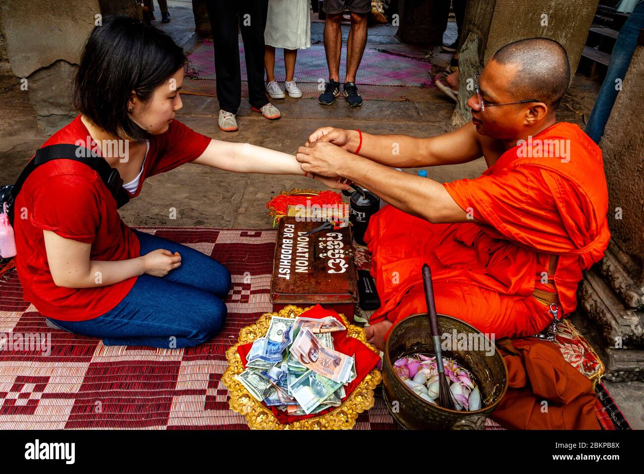 Bracelet buddhism buddhist immagini e fotografie stock ad alta risoluzione  - Alamy