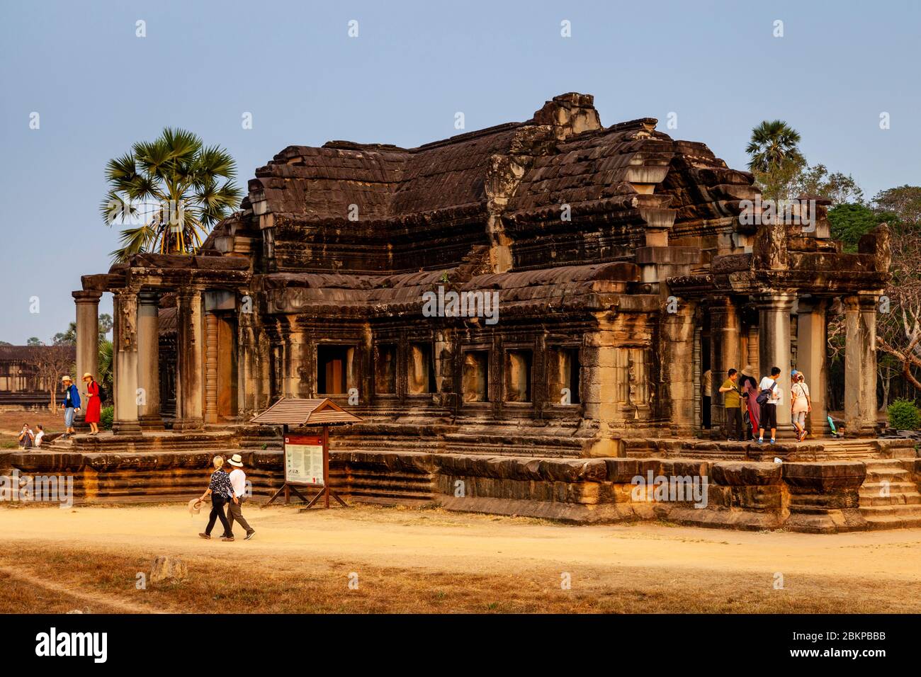 Turisti al complesso del Tempio di Angkor Wat, Siem Reap, provincia di Siem Reap, Cambogia. Foto Stock