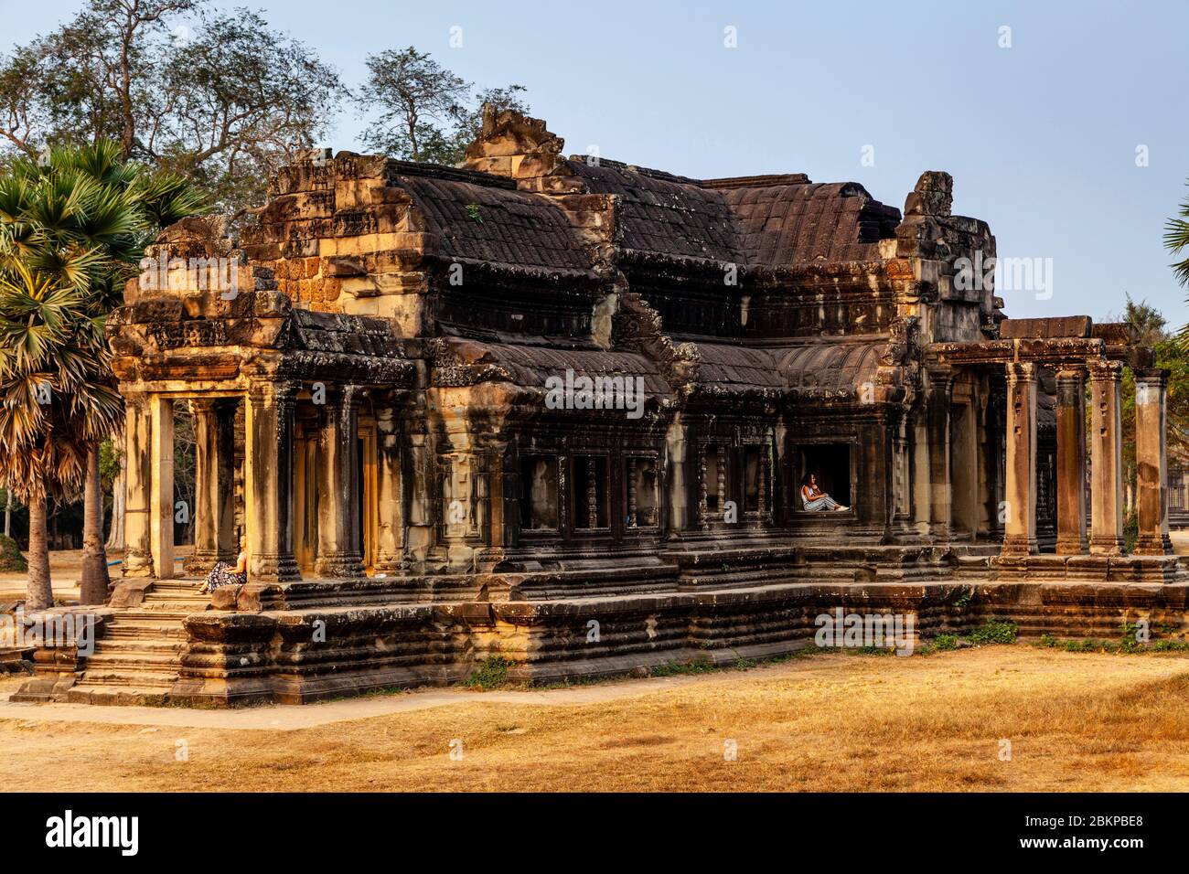 Turisti al complesso del Tempio di Angkor Wat posa per le foto, Siem Reap, Siem Reap Provincia, Cambogia. Foto Stock